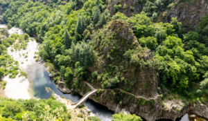 Thueyts - Rando de l'échelle du roi - pont du diable au printemps ©sourcesetvolcans