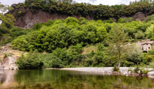 Rive de l'Ardèche au pont du diable à Thueyts en Ardèche