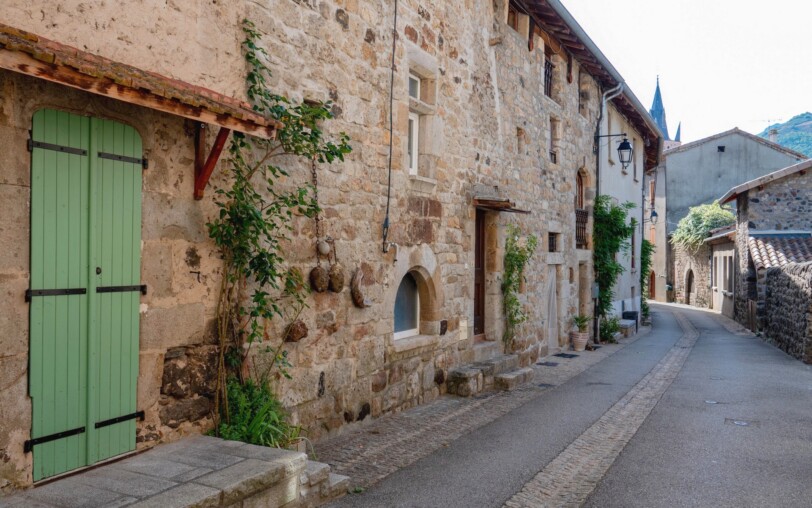 Thueyts - Rue haute été ©sourcesetvolcans