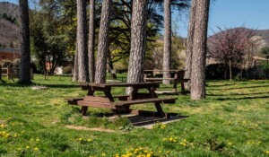 Thueyts-Table Pique Nique parc Blou ©sourcesetvolcans