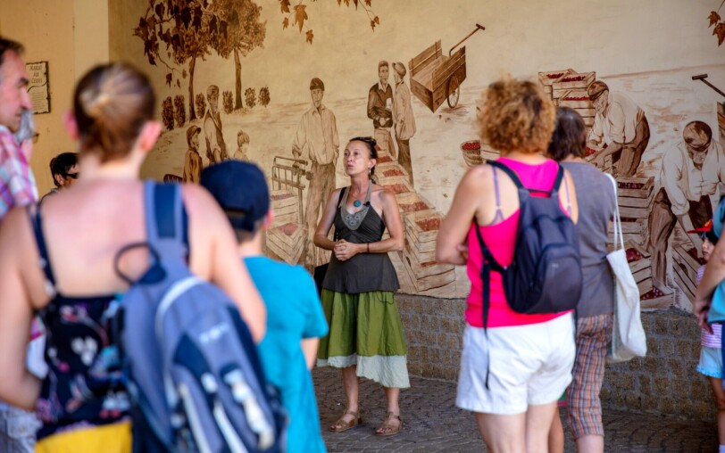 Thueyts - visite commentée du village - fresque aux cerises