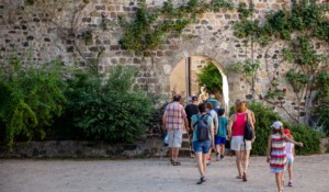 Thueyts - visite du village et passage dans la cour du Château de Blou ©sourcesetvolcans