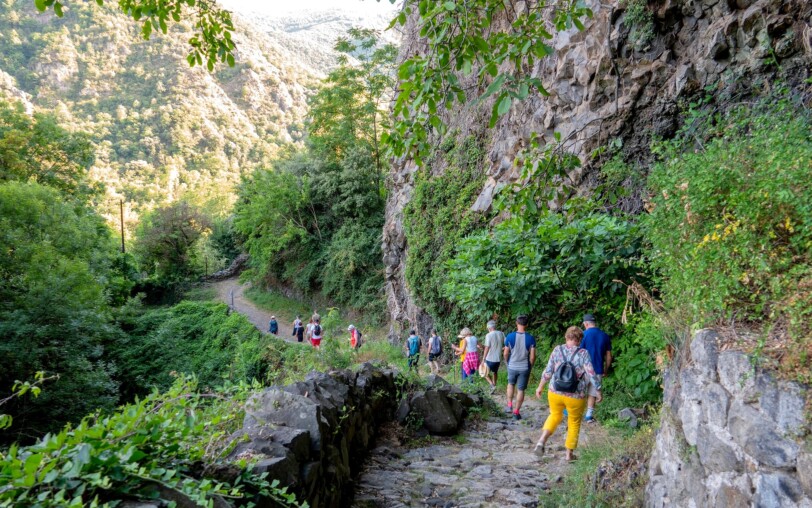 Thueyts - Visite géologique à Thueyts - descente le long de la coulée basaltique de la chaussée des géants ©sourcesetvolcans