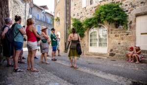 Thueyts - Visite guidée rue de la fontaine ©OTASV
