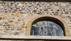 Thueyts---Vitrail-extérieur-église-st-Jean-Baptiste-©Maëva-Lopez