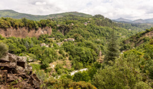 Thueyts - vue sur la coulée basaltique de la chaussée des géants et la vallée depuis belvédère Fargebelle