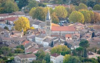 Thueyts - Vue sur l'église et centre village - ©sourcesetvolcans