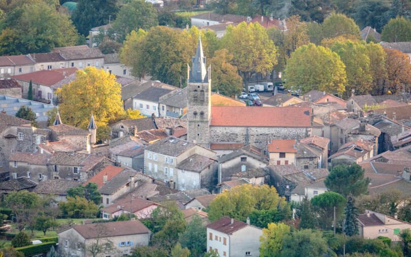 Thueyts - Vue sur l'église et centre village