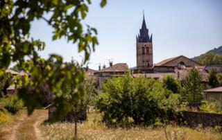 Vue sur toits du village et clocher de l'église de Thueyts, village de caractère en Ardèche - ©sourcesetvolcans