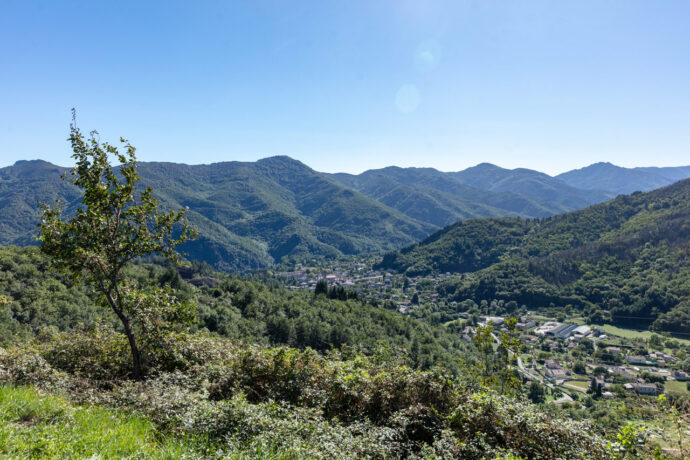 vue sur la vallée de la rivière Ardèche proche du village de caractère de Thueyts