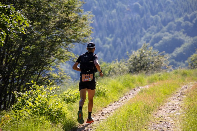 Thueyts - Coureur trail de la chaussée des géants - parcours permanents de courses et randonnées en Ardèche dans le parc naturel régional des monts d'ardèche