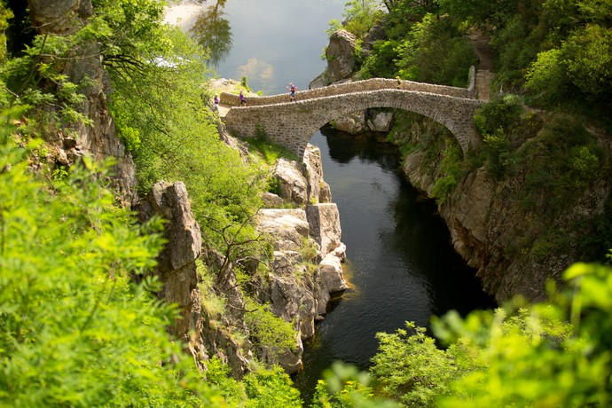 Trail de la Chaussée des Géants avec la traversée du pont du diable, site naturel du village de caractère de Thueyts en Ardèche