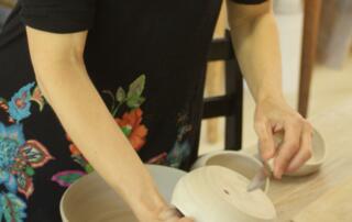Travail de la poterie en ardèche avec terre enchantée - ©v.ferulla
