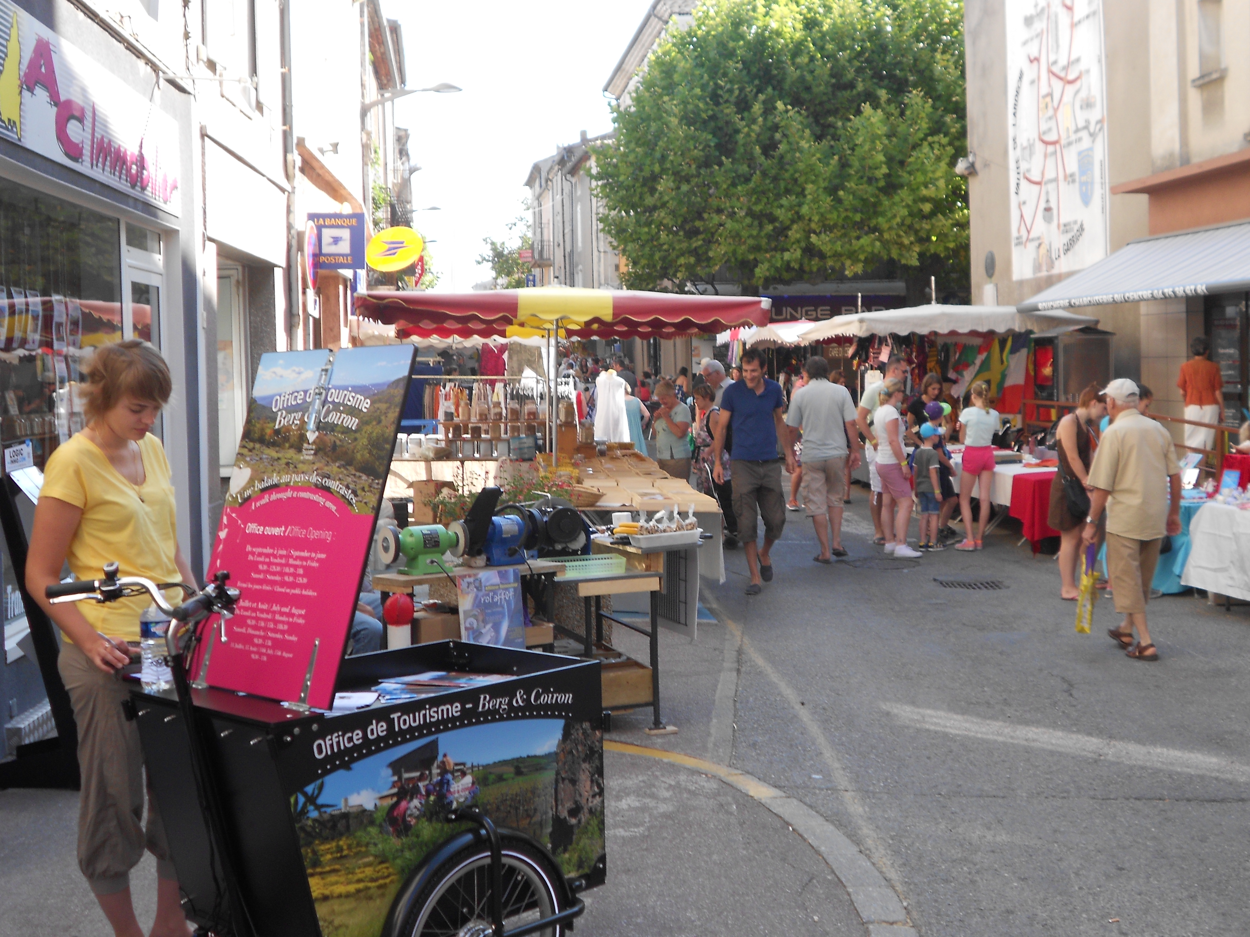 Triporteur de l'Office de Tourisme Berg et Coiron au marché de Villeneuve de Berg