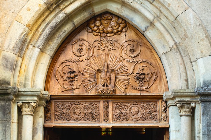 Tympan de l'église, porte gravée en bois à Saint pierre de Colombier en Ardèche