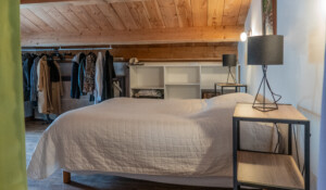 chambre 1 vue latérale, gite Vanille à Barnas