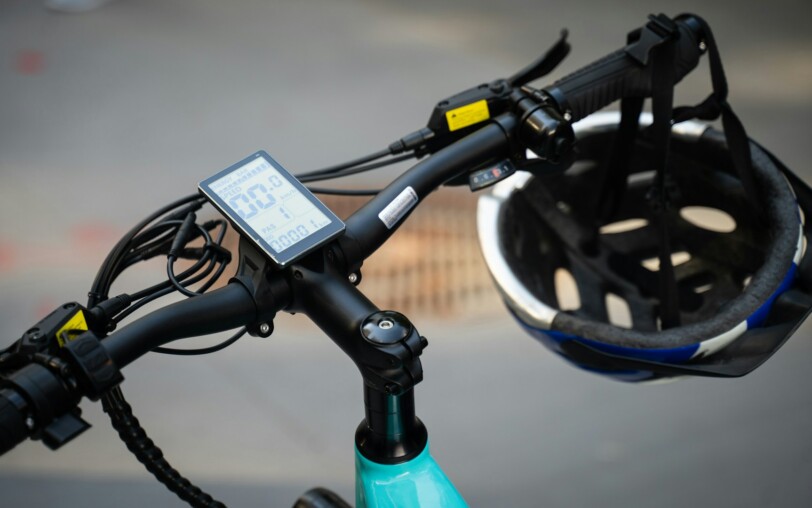 Vélo électrique avec casque, borne recharge en Ardèche