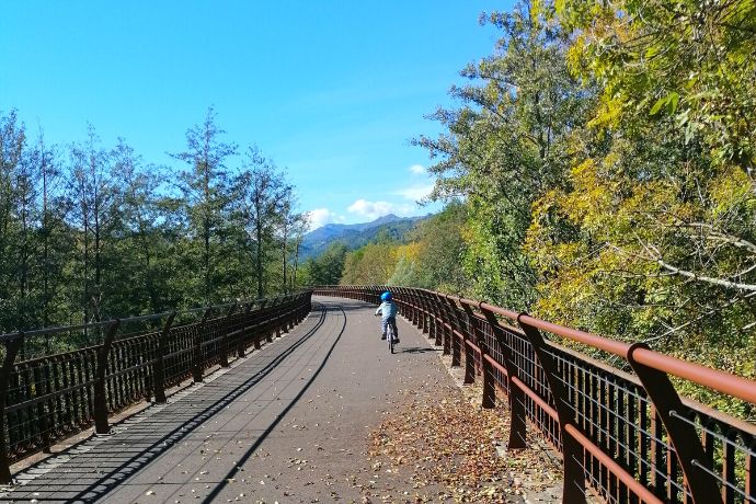 Vélo sur la via ardèche à l'automne, activités sportives de plein air en ardèche