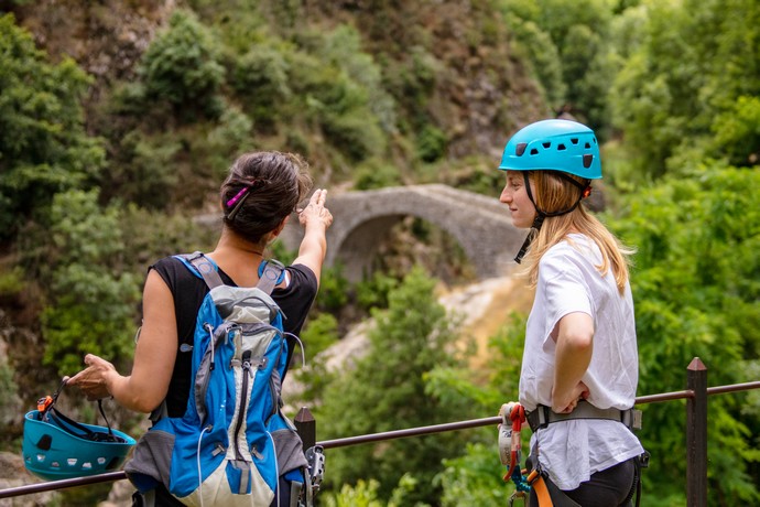 Via ferrata accompagnée au Pont du diable dans le village de caractère de Thueyts. Unique et première via ferrata de l'Ardèche, pour tous les amateurs de sports de cordes, escalade et de panoramas au-dessus de la rivière ardèche ! Activité sportive idéale pour découvrir le village et sa vallée dans le parc naturel régional des Monts d'Ardèche