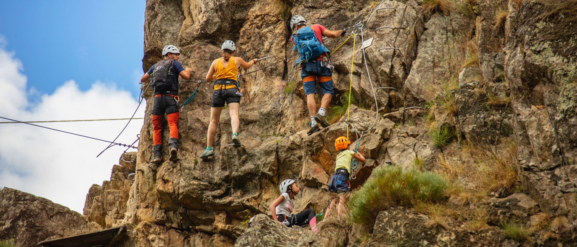 Via ferrata en famille sur LA via ferrata de l'ardèche dans le village de caractère de Thueyts. Sport de cordes, escalade et plein air en Ardèche. D'une rive à l'autre de la rivière ardèche dans le géoparc des monts d'ardèche