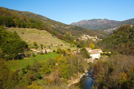 Vallée de la Bourges avec le village de Saint-Pierre-de-Colombier en Ardèche, entouré de ses anciennes terrasses agricoles - randonnées et vacances paisibles en Ardèche