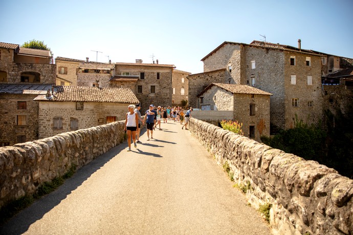 Visites du village de caractère de Jaujac sur le pont du Chastelas, quartier médiéval - visites en Ardèche