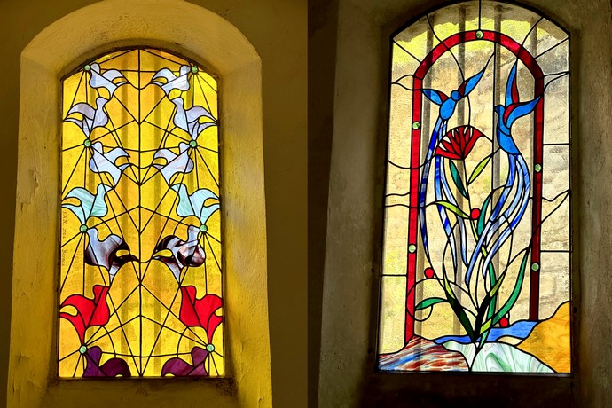 Vitraux contemporains de l'église St Théophrède à Barnas en Ardèche