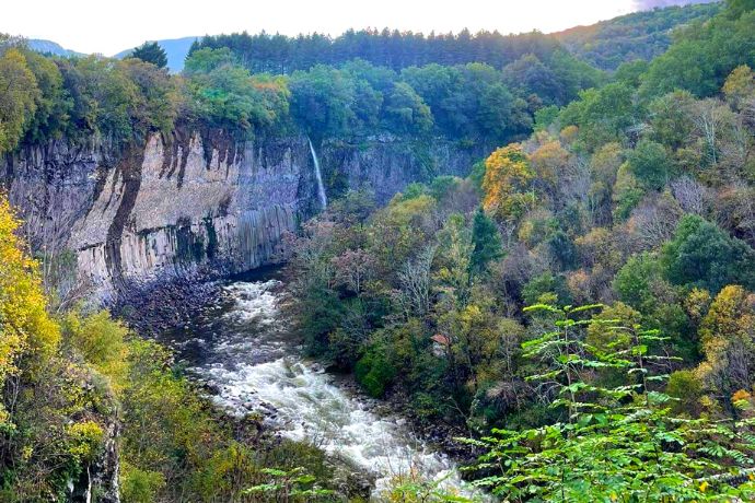 Vue d'automne sur la coulée basaltique du pont de l'échelette à fabras, le long de la rivière du lignon. Coulées volcaniques parmi les plus longues d'Europe dans le géoparc des monts d'ardèche