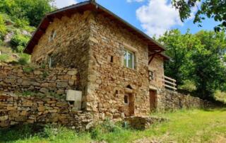 Vue d'une jolie maison en pierre - ©Bertrand Nadine