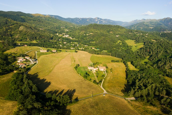 Vue générale sur le village de Saint-Cirgues-de-Prades en Ardèche, au cœur du parc Naturel Régional des Monts d'Ardèche - Géoparc UNESCO