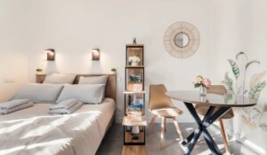 Vue lit et petite table