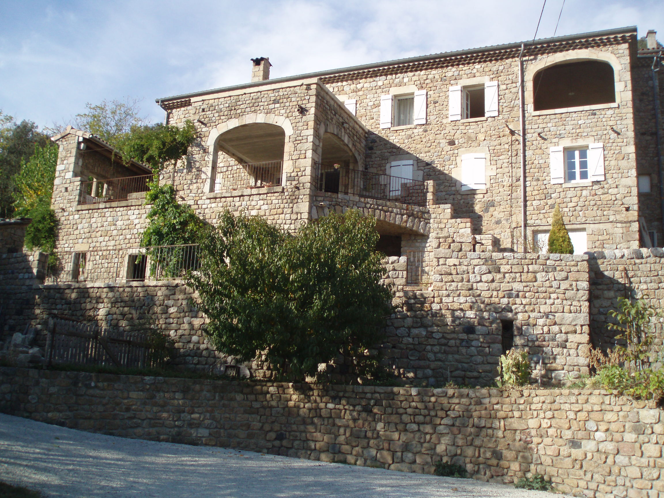 Vue extérieure sur le gite Lavande à Meyras