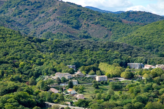 pont vers les thermes de neyrac les bains à meyras en ardèche