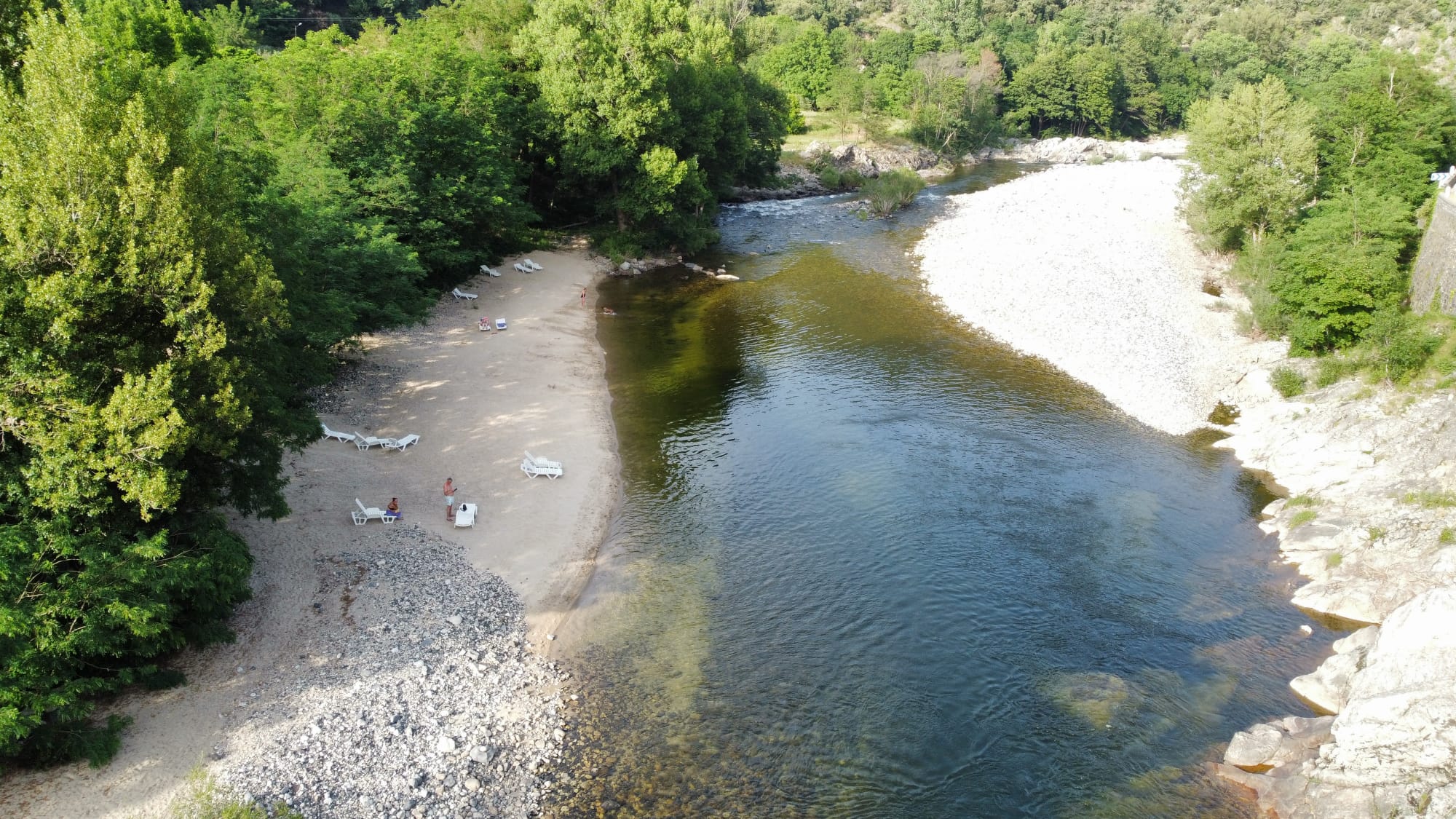 Vue sur la plage et la rivière
