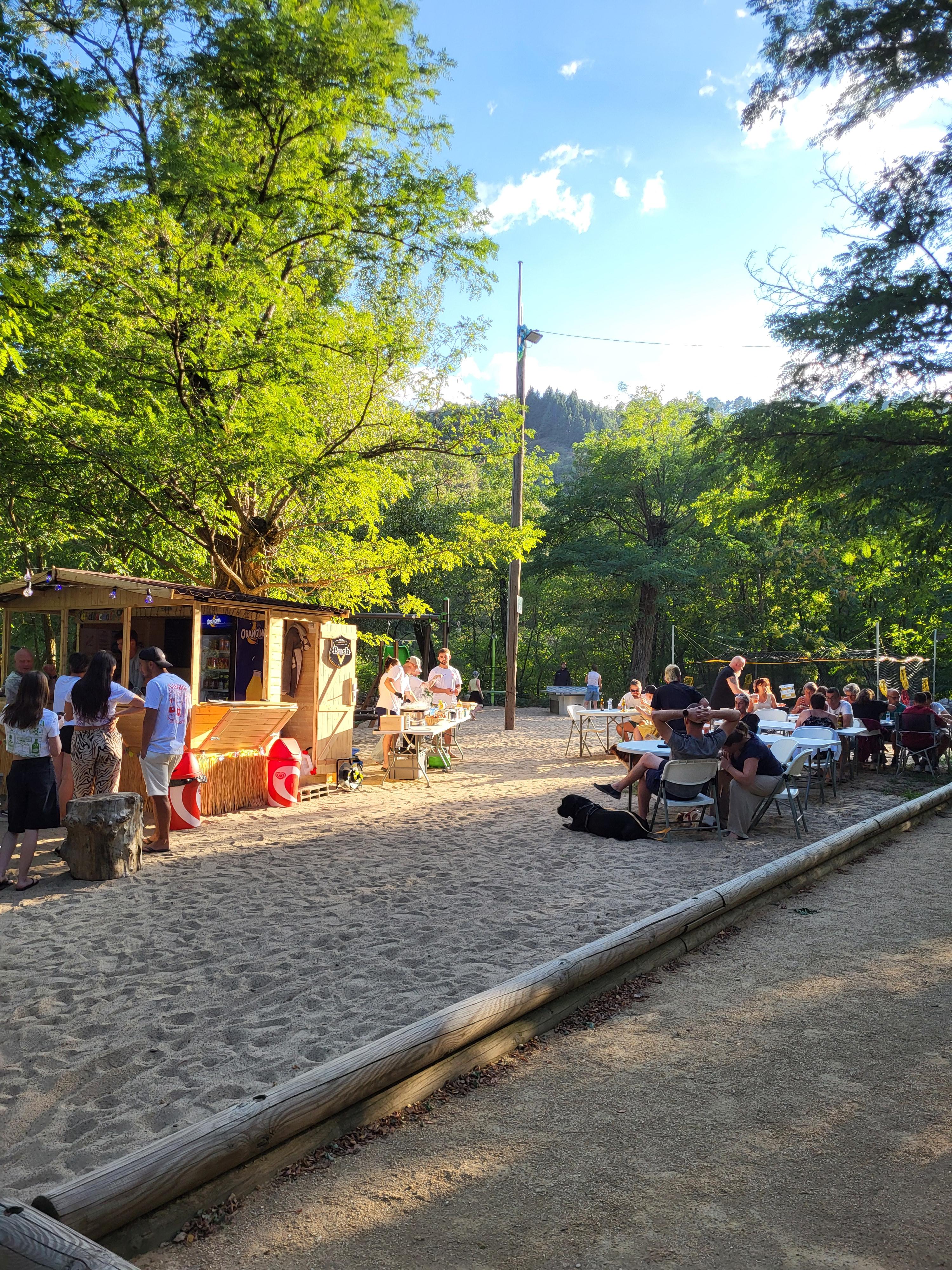 Vue sur terrain de pétanque et terrasse