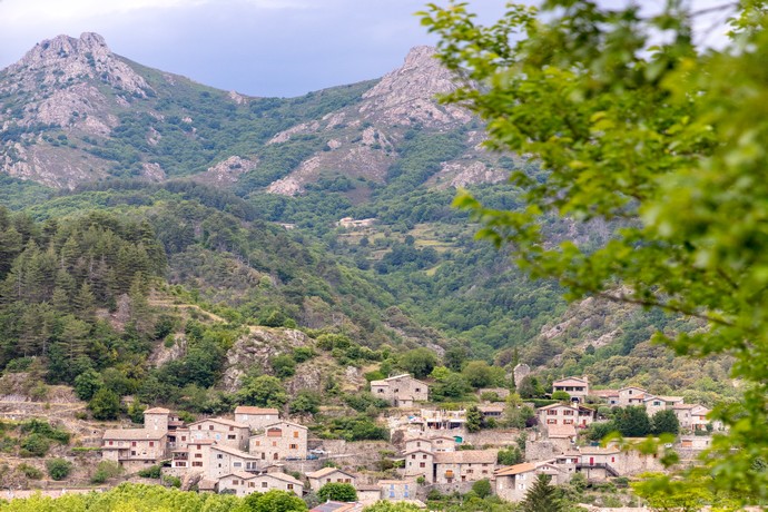 Vue sur le village de caractère de Jaujac depuis le Parc Naturel Régional des Monts d'Ardèche, géoparc UNESCO en Ardèche