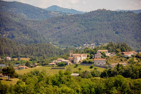 Vue depuis la montagne sur le village de Prades en Ardèche
